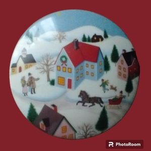 Mikasa HOLIDAY VILLAGE  Candy Dish/ Trinket Box Made In JapanThis delightful can